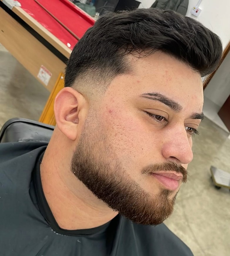 Corte masculino com acabamento de barba