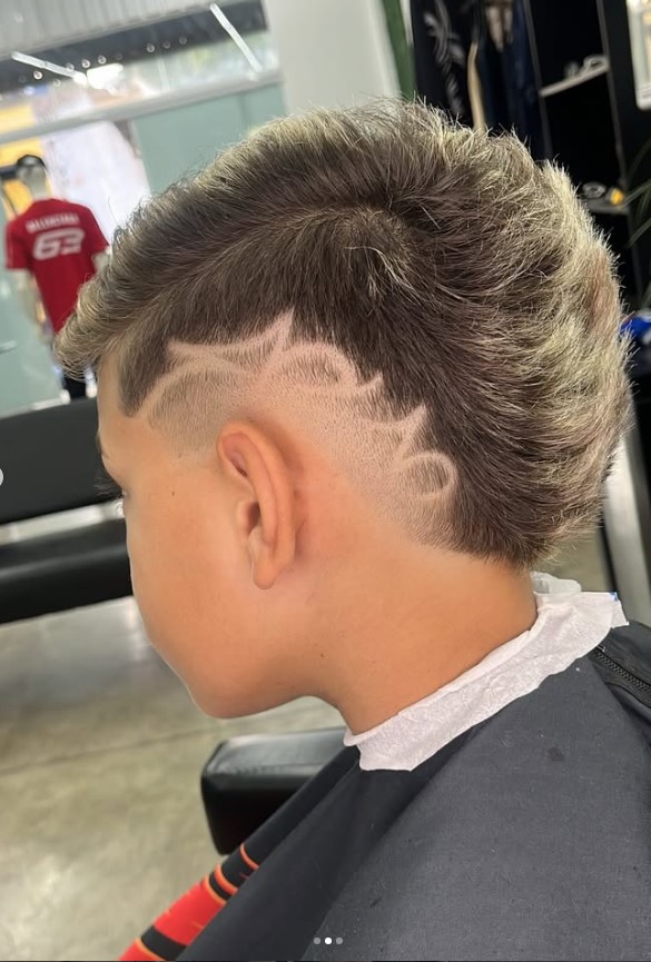 Corte masculino com desenho lateral